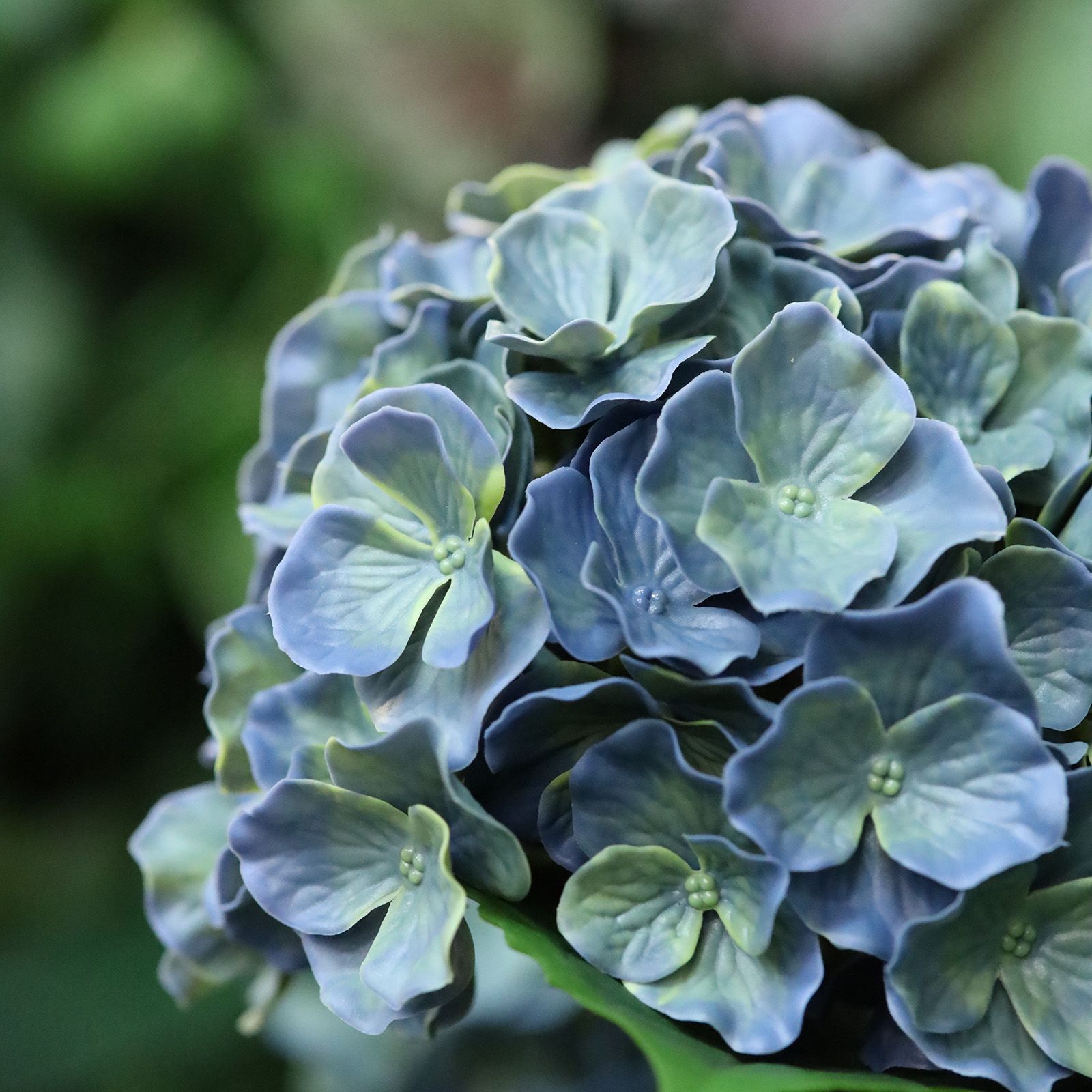 Blauwe kunsthortensia voor buiten met stelen van 80 cm, UV-bestendig.
